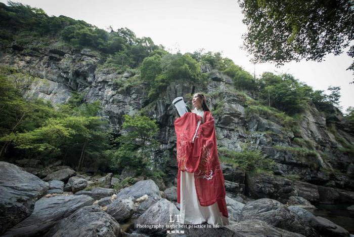 四年驻村路越走越亮堂
