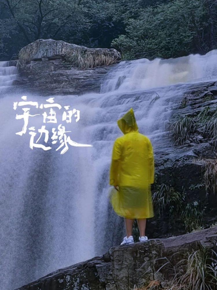 杏色连衣裙配猫跟小凉鞋，低调优雅的穿搭你喜欢么？