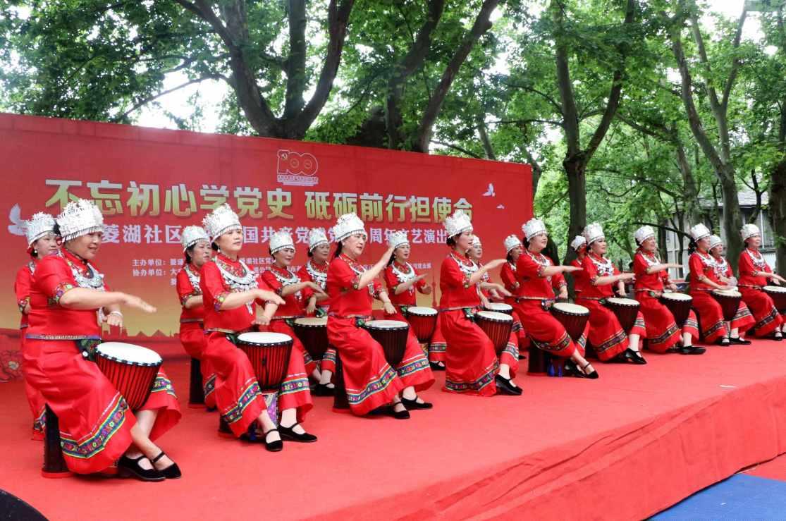 巩俐和替身的合影，两人几乎一模一样，这谁能分清她俩谁是谁？