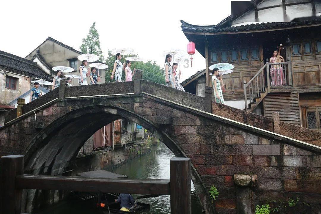 可爱的女生解救